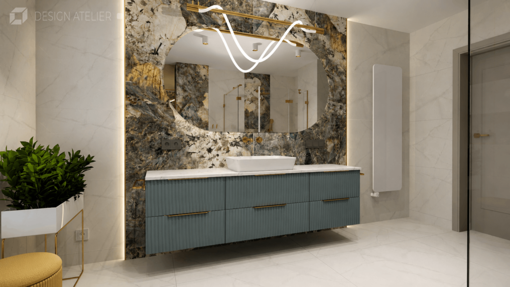 Elegancka łazienka z niebieską ryflowaną szafką, marmurową ścianą i złotymi akcentami